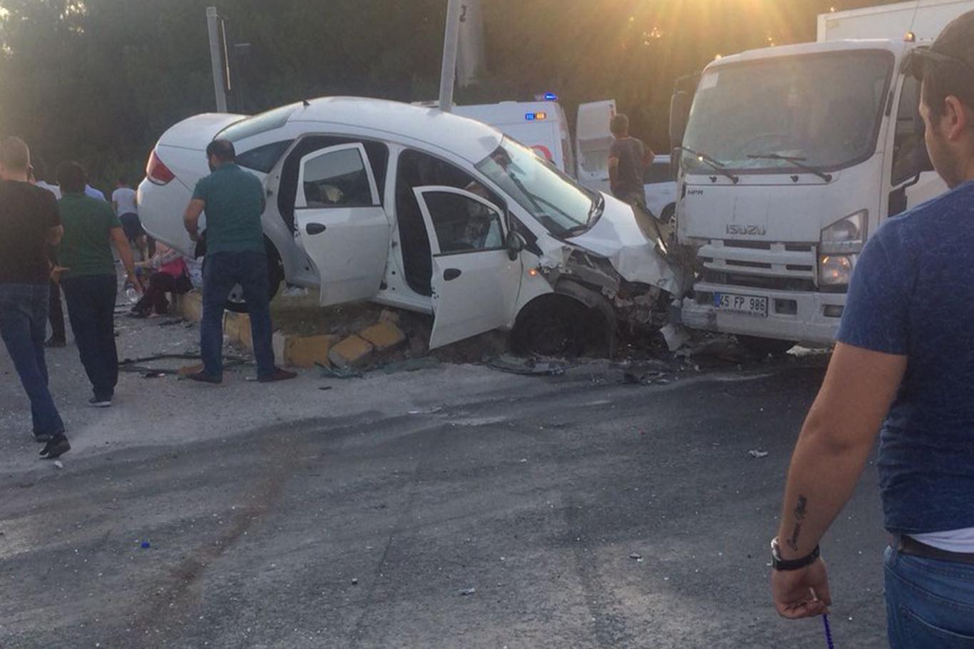 Uşak'ta trafik kazası: 1 ölü, 17 yaralı